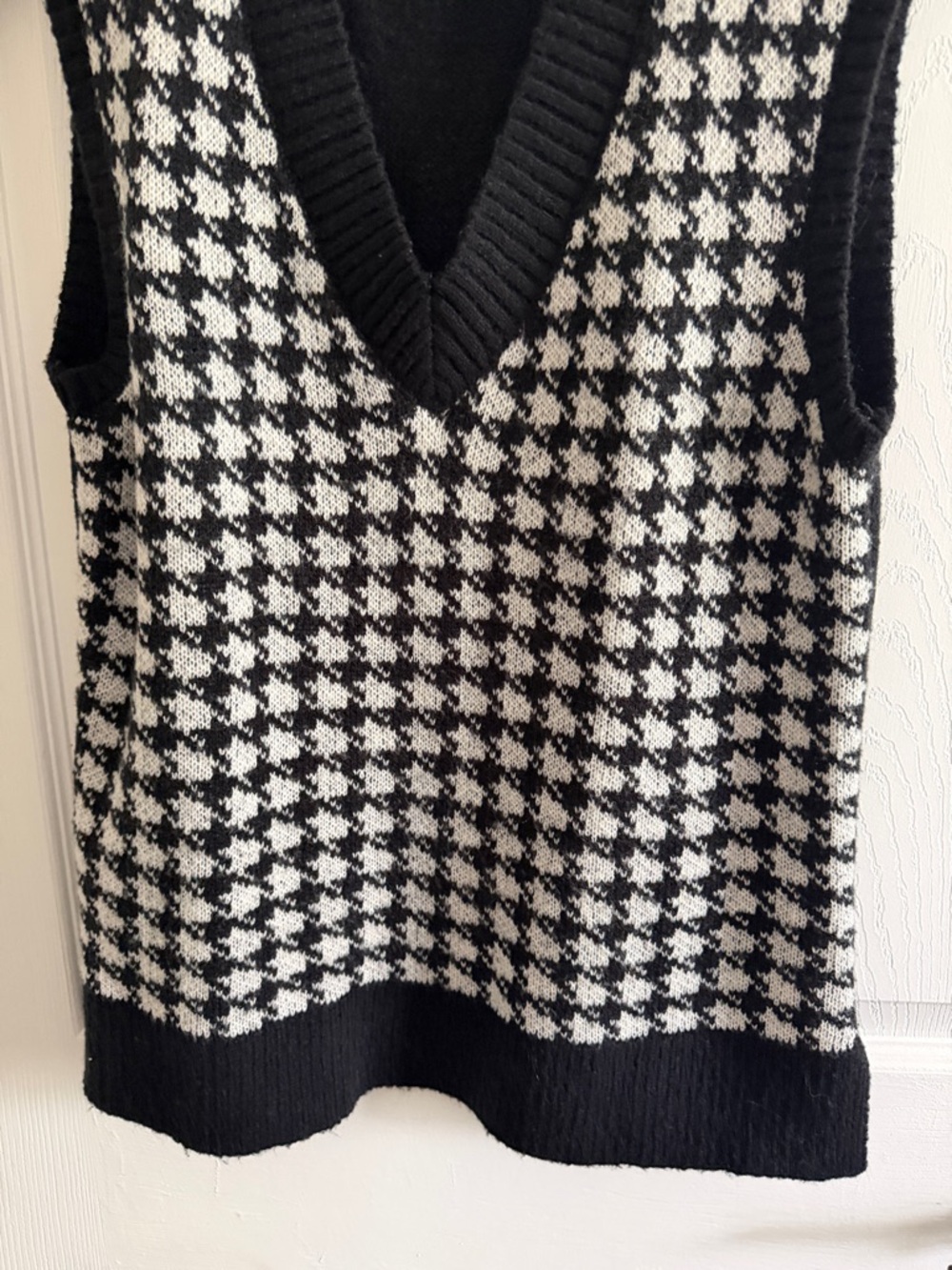 wild fable Black & White Houndstooth V-Neck Sweater Vest - Picture 4 of 10